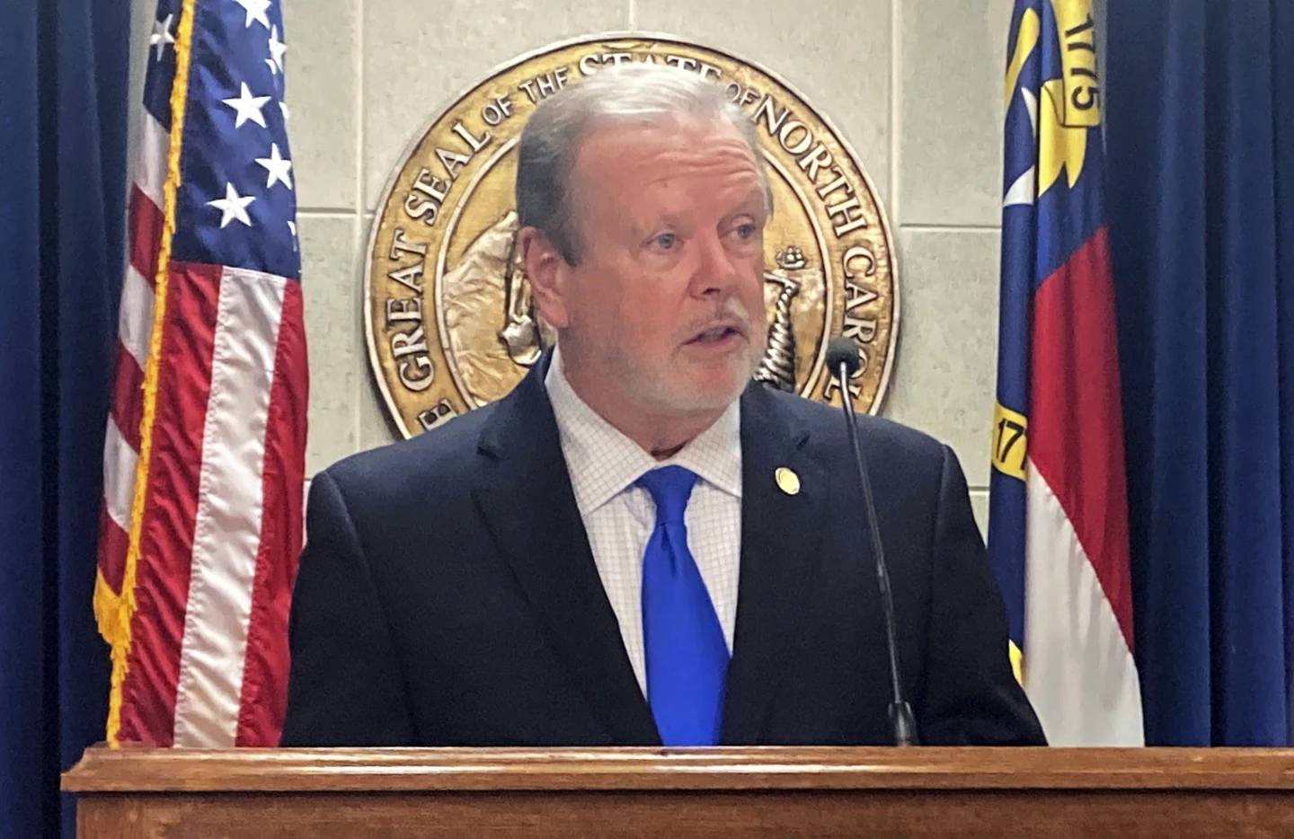 Gubernur North Carolina Stein memveto rancangan undang-undang pertamanya. RUU tersebut membahas tentang kepemilikan senjata tersembunyi dan imigrasi.